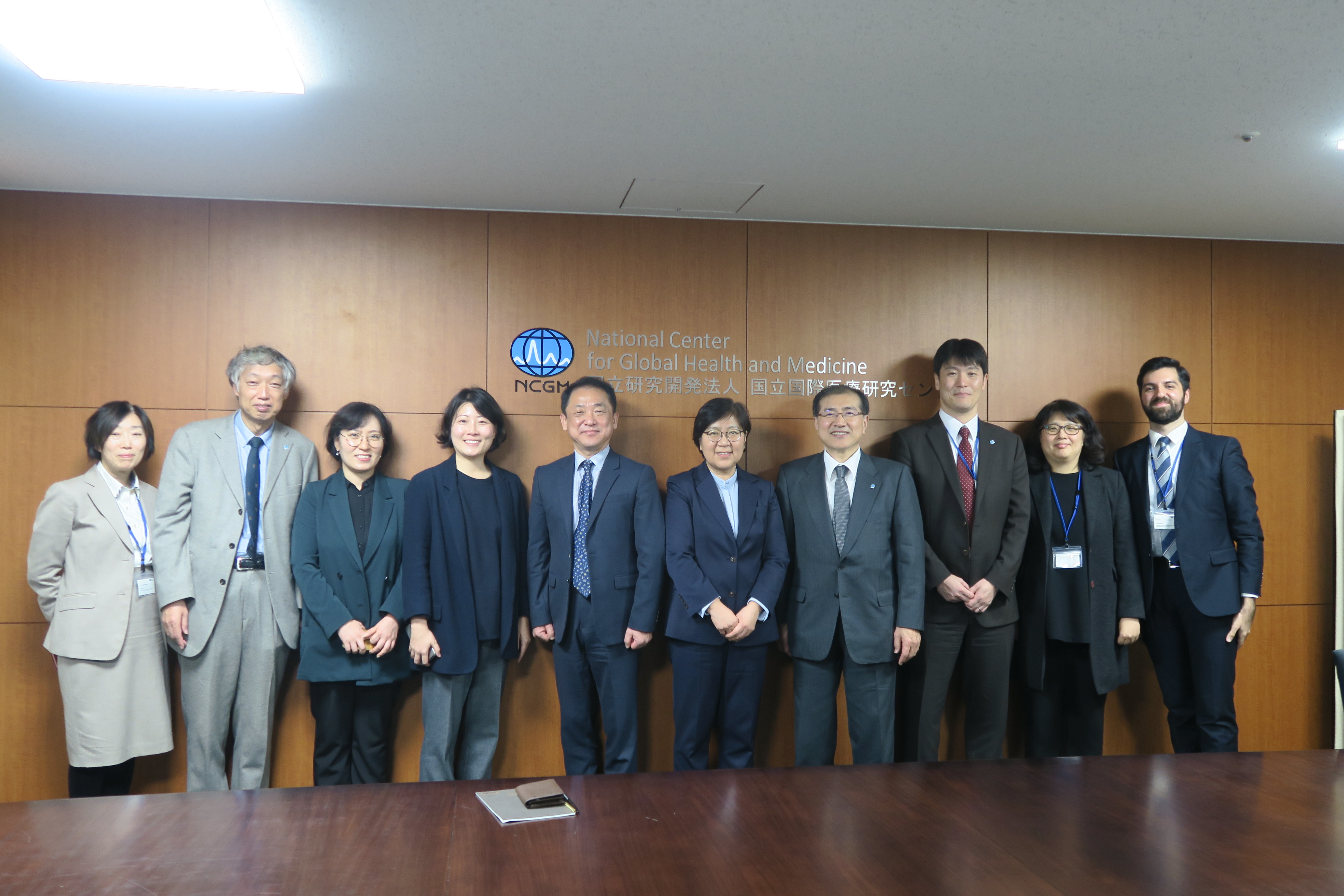 國土理事長（右から4人目）と韓国CDC所長Eun-Kyeong Jeong医師（右から5人目）