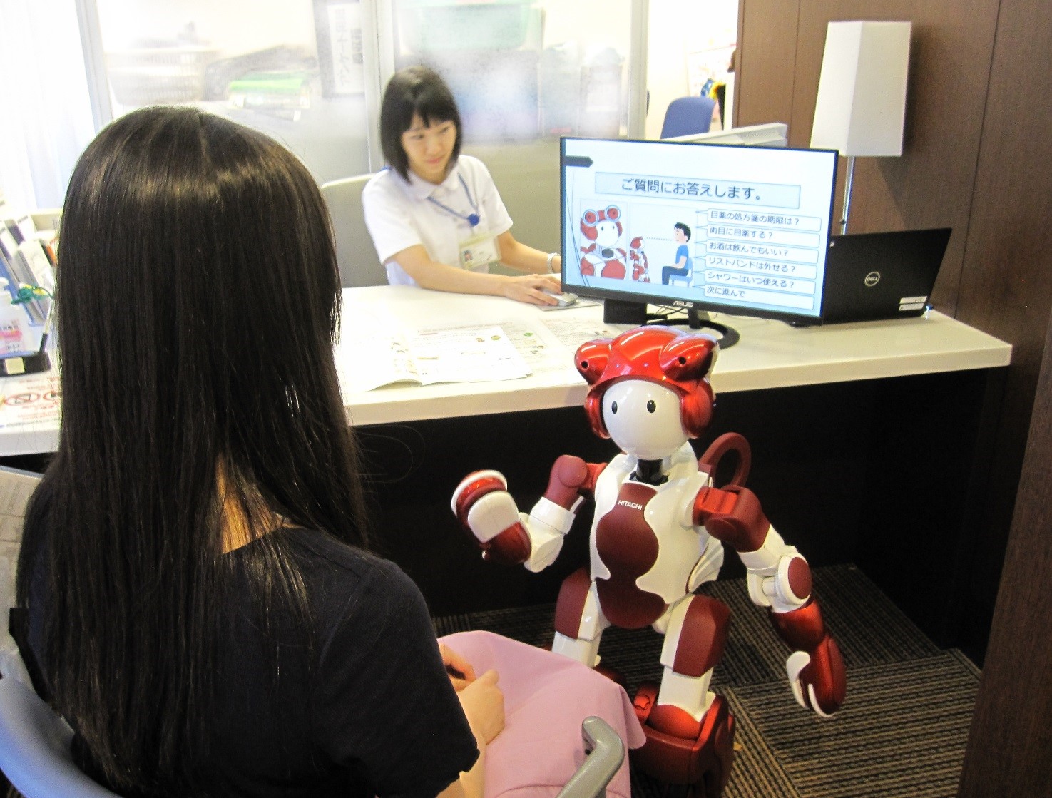コミュニケーションロボット「EMIEW3」